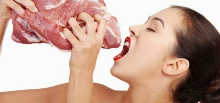 γυναίκα τρώει ωμό κόκκινο κρέας